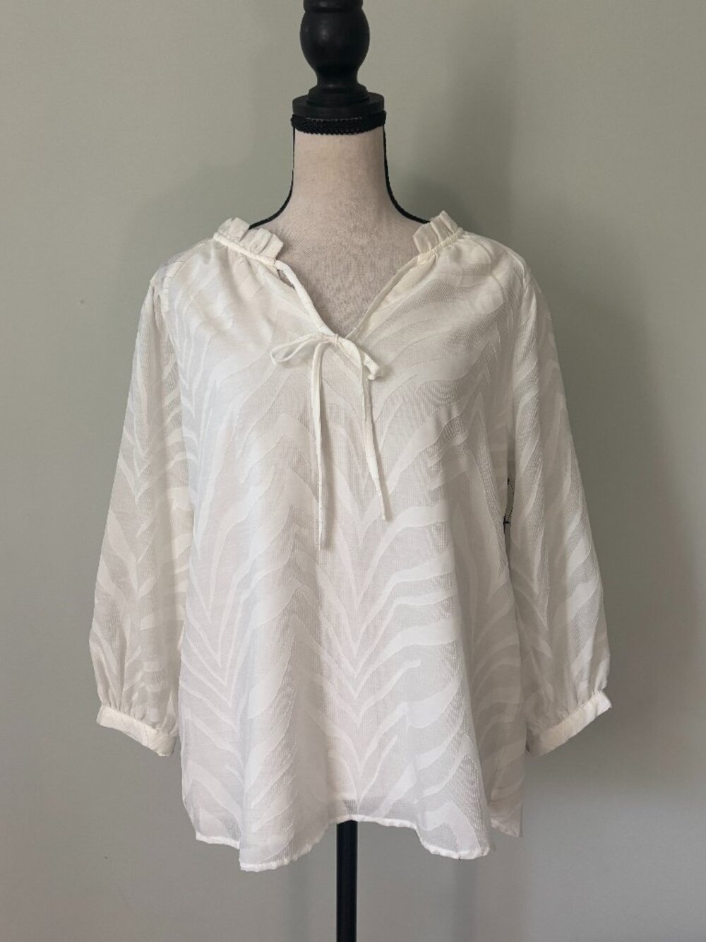 Vince Camuto Ivory Zebra-Jacquard Tie-Neck Blouse — Size XS NWT